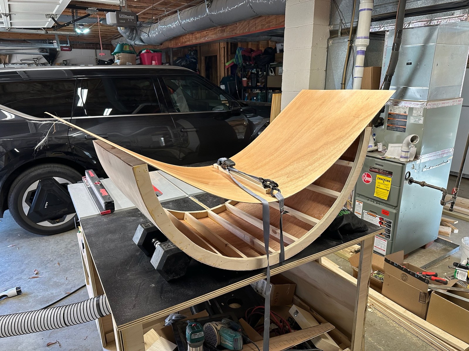 Curved panel supported on the workbench during the build